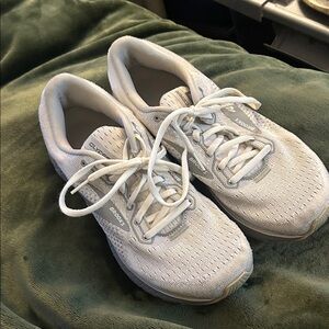 Brooks Women's Gray Athletic Shoes